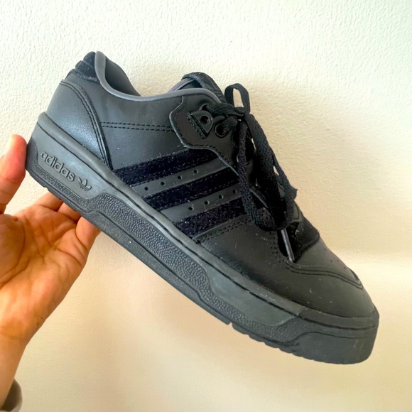 Adidas Rivalry Low 7.5 - Picture 1 of 3